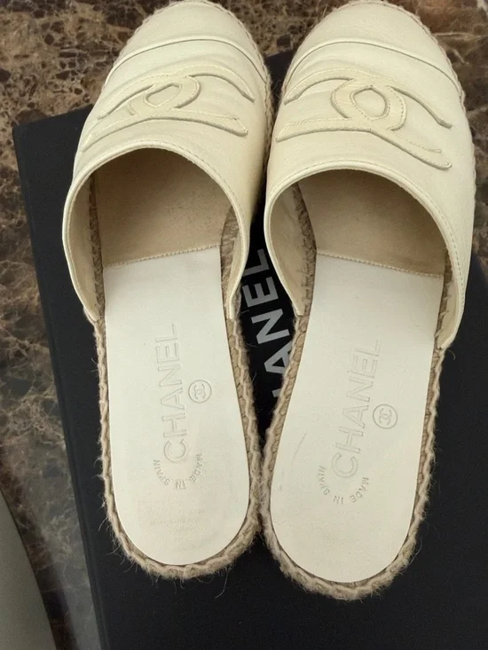 CHANEL Cream Leather Espadrille Mule Slides - Picture 4 of 7